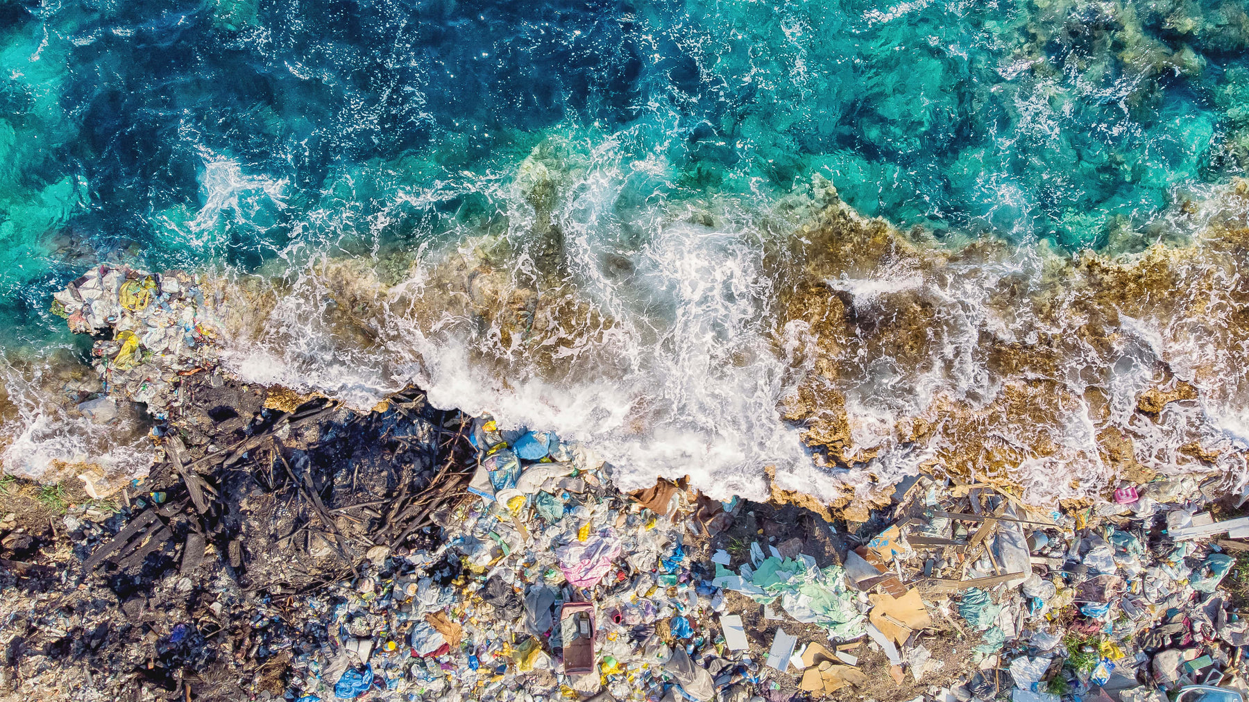 Umweltverschmutzung durch Plastikmüll am Strand